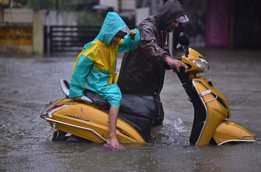 وقال المدير المشترك لإدارة الكوارث بالولاية لرويترز إن طفلا عمره أربعة أعوام لقي حتفه عندما انهار جدار في منطقة تيريباتو، فيما لقي ثمانية أشخاص حتفهم بولاية تاميل نادو المجاورة.