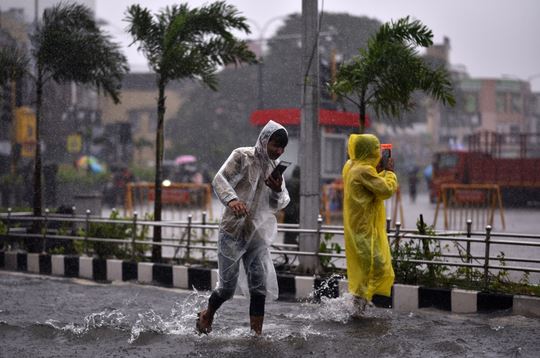وقال مكتب الأرصاد الجوية إن من المتوقع أن يصل الإعصار ميتشونج إلى ساحل ولاية أندرا براديش جنوب الهند الساعة 1100 بالتوقيت المحلي (0530 بتوقيت جرينتش) صباح اليوم الثلاثاء مع رياح تصل سرعتها إلى 110 كيلومترات.