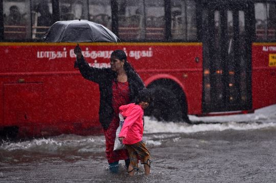 ولقي حتى الآن ما لا يقل عن تسعة أشخاص حتفهم من بينهم طفل، وذلك جراء الفيضانات والخراب الذي حل قبل ساعات من وصول إعصار قوي إلى اليابسة.