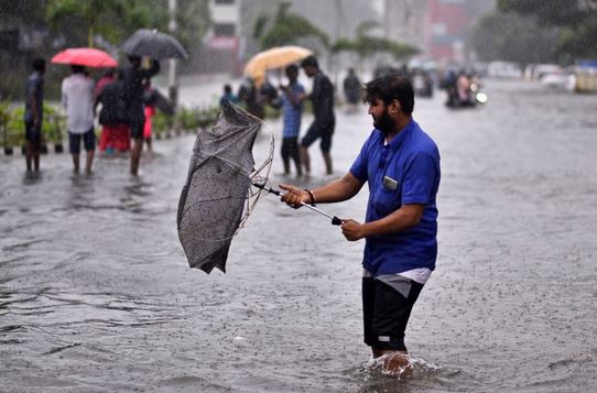 غمرت مياه الأمطار الغزيرة الطرق في جنوب الهند صباح اليوم. الصور عن EPA