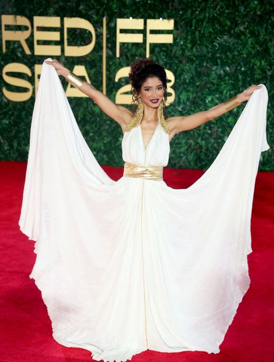 الممثلة التونسية إشراق مطر على السجادة الحمراء في اليوم الخامس من الدورة الثالثة لمهرجان البحر الأحمر السينمائي الدولي بجدة.