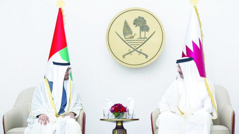 خلال لقاء محمد بن زايد وتميم بن حمد قبيل انعقاد القمة. من المصدر