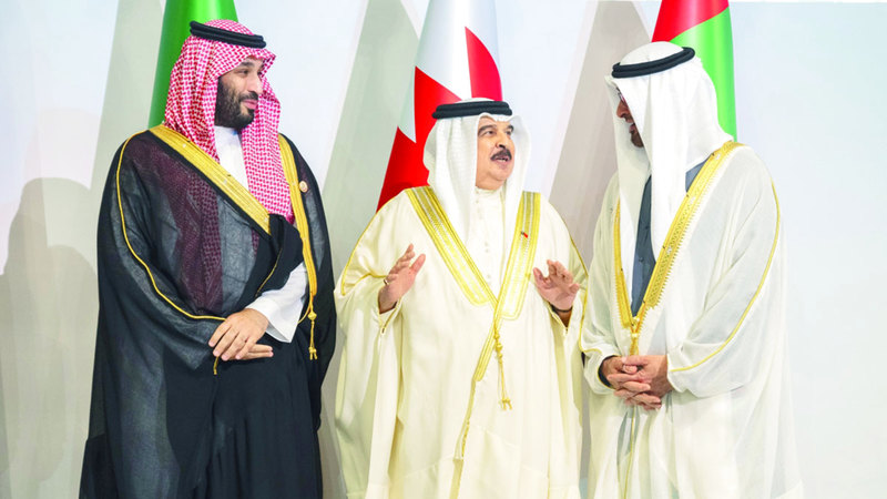 محمد بن زايد خلال حديث ودّي مع ملك البحرين وولي العهد السعودي. من المصدر
