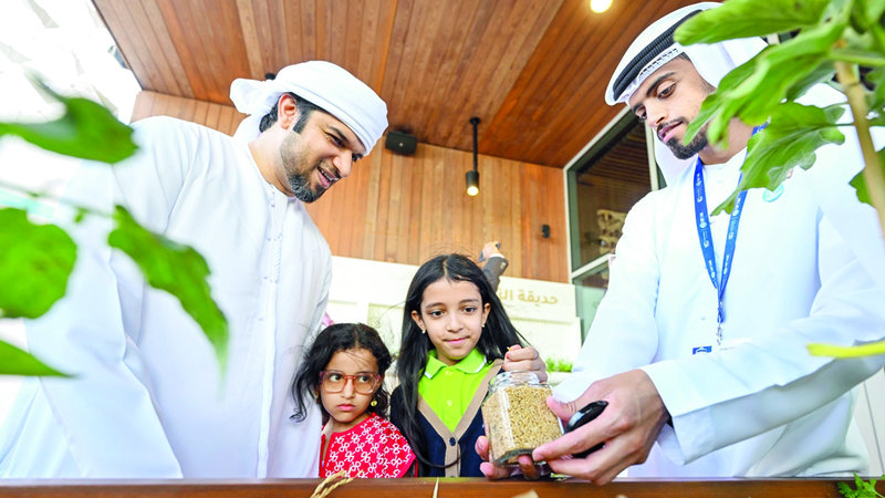 سعيد الذي بدأ مشواره مع الزراعة العضوية في الـ 17 من عمره يعرض منتجات كثيرة من غرس يديه. تصوير: باتريك كاستيلو