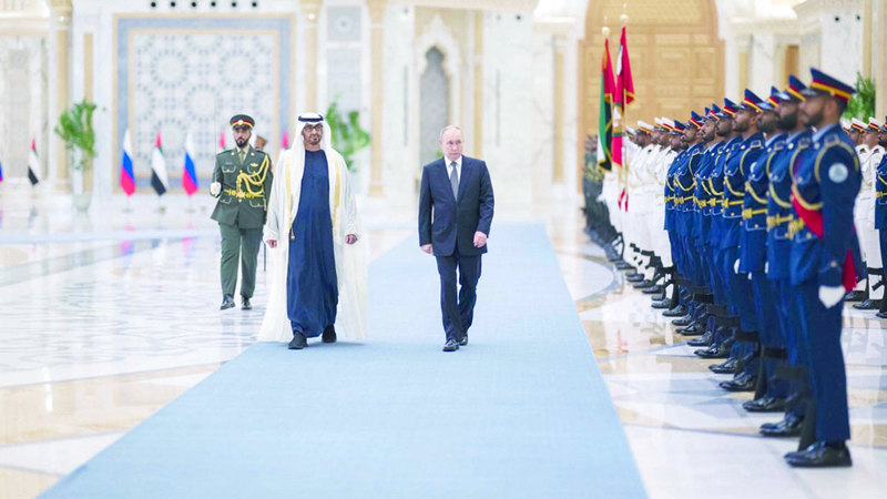 محمد بن زايد مستقبلاً فلاديمير بوتين في قصر الوطن بأبوظبي.   من المصدر