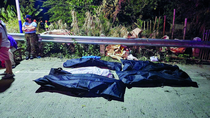 عمال الطوارئ استغرقوا 10 ساعات لإنقاذ الجرحى وانتشال الجثث. أ.ب