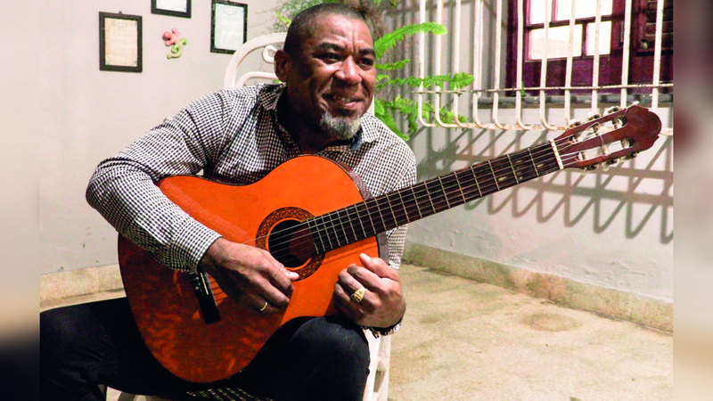 يؤدي بيدرو لويس كاريو موسيقى بوليرو في ماليكون منذ 30 عاماً. أ.ف.ب