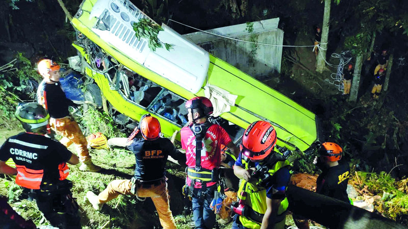 رجال الإنقاذ ينتشلون الجثث من داخل الحافلة المنكوبة. أ.ب
