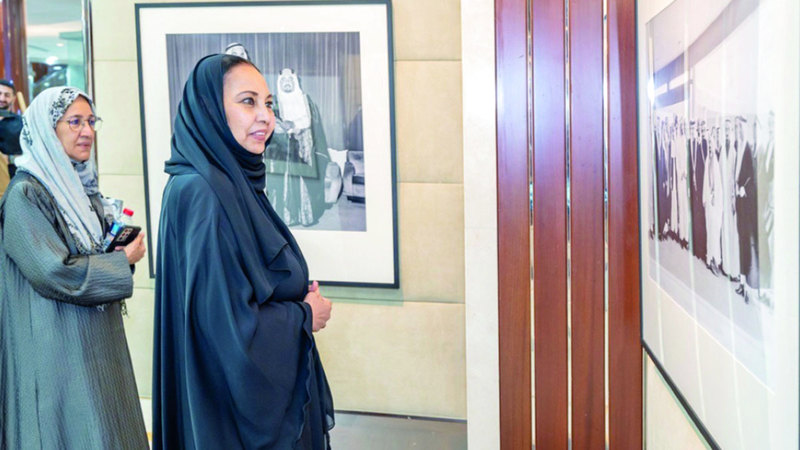 فاطمة الصايغ ونجاة مكي خلال المعرض. المصدر