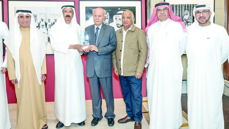 درع العويس للمصور عبدالله الخان يقدمها محمد المر بحضور سليمان الجاسم وعبدالحميد أحمد وإبراهيم الهاشمي وحسين المحروس. من المصدر