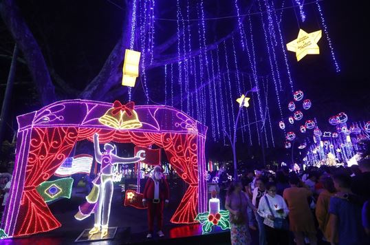 الناس يستمتعون بزينة إضاءة عيد الميلاد في بوليفار ديل ريو كالي التقليدي في كولومبيا وهو المكان المختار لسكان كالي وزوارها للاستمتاع بالأضواء التي تزين المساحة