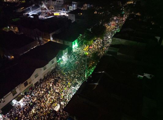 مشجعو فريق بالميراس لكرة القدم يحتفلون بلقب الفريق البرازيلي الثاني عشر بعد مباراتهم ضد كروزيرو