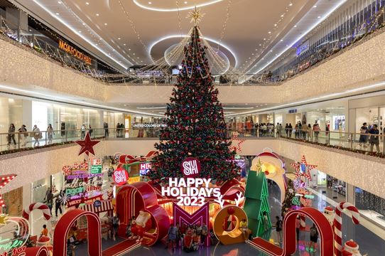 منظر عام لعرض عيد الميلاد داخل SM Mall of Asia في باساي، مترو مانيلا، الفلبين