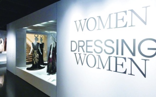 الصورة: «نساء يلبسن نساء».. لمحة عن فن الملابس النسائية في القرن الـ 20