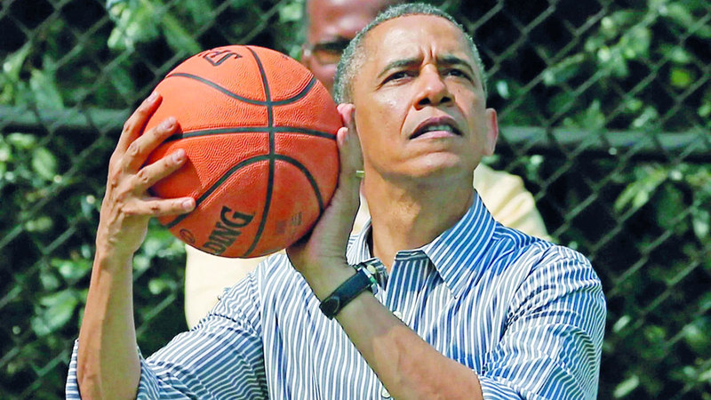 أوباما يلعب كرة السلة. من المصدر