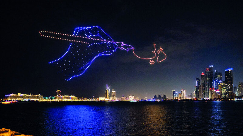 عروض طائرات «الدرون» والمجسّمات الضوئية ستحوّل سماء دبي إلى لوحة فنية نابضة بالحياة على مدار 38 يوماً. من المصدر