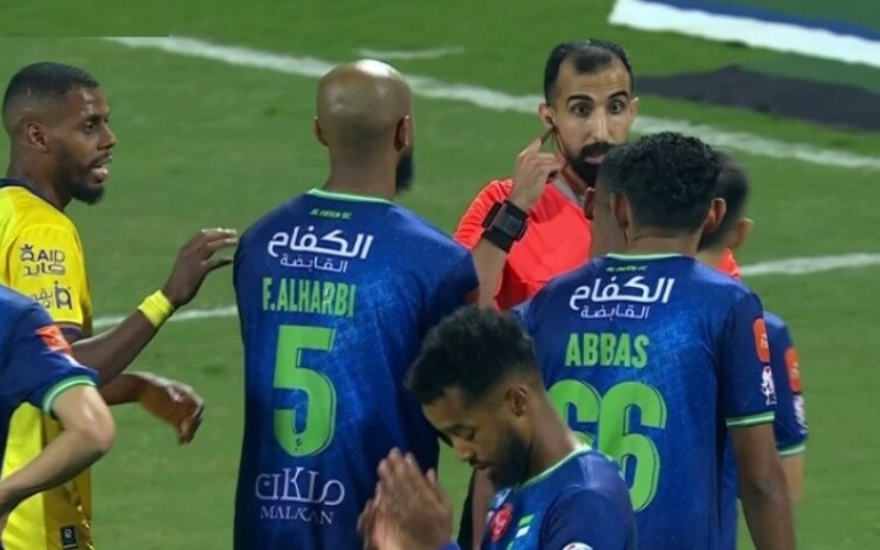 الصورة: الدوري السعودي يشهد أغرب ركلة جزاء واللاعب يعترض! (فيديو)