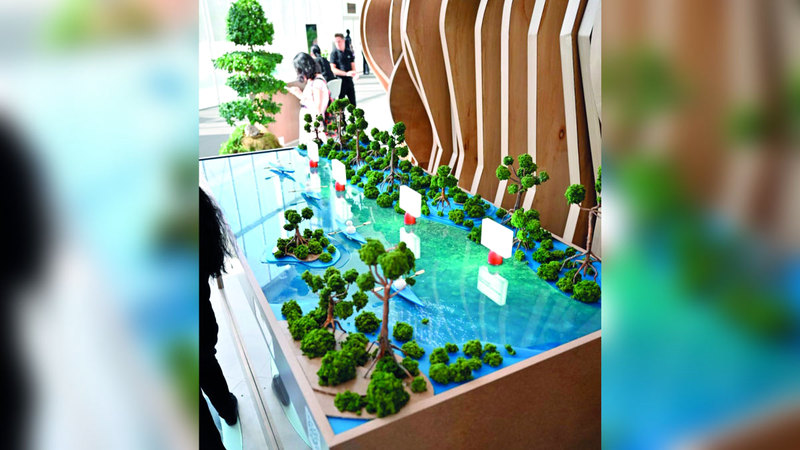 مجسم أشجار القرم يتصدر جناح موانئ دبي العالمية في مؤتمر الأطراف. تصوير: يوسف الهرمودي