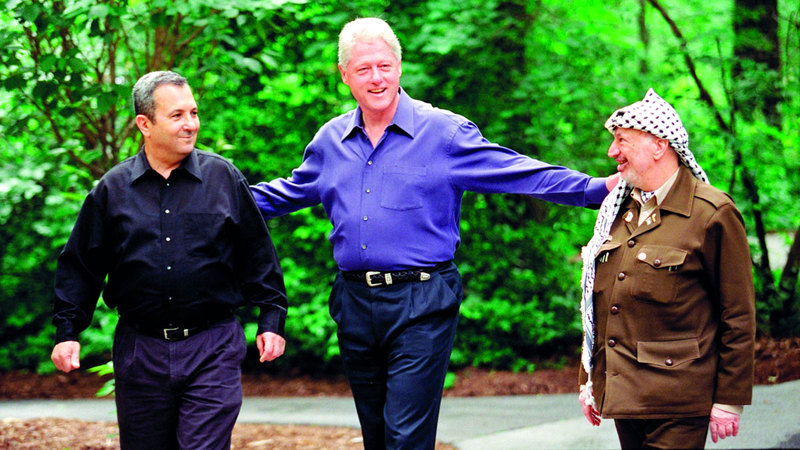 بيل كلينتون يتوسط ياسر عرفات وإيهود باراك. أرشيفية