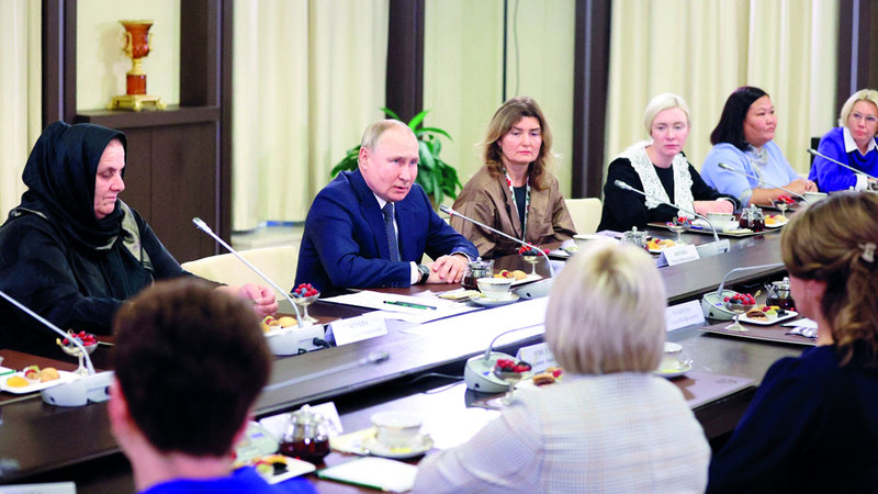 بوتين خلال اجتماعه بأمهات وزوجات الجنود. أرشيفية