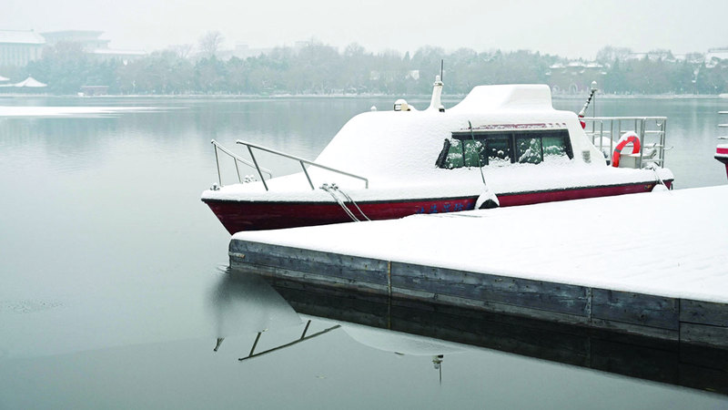 الثلوج تغطي الزوارق.  أ.ف.ب