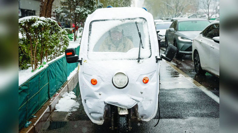 «ركشة » كهربائية تغطيها الثلوج في العاصمة الصينية. إي.بي.أيه
