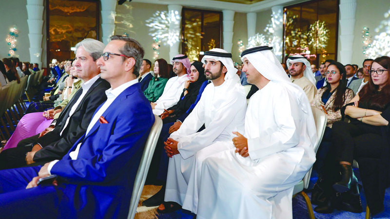 حمدان بن محمد شهد جانباً من اللقاء الدوري لدائرة الاقتصاد والسياحة مع شركاء القطاع السياحي. وام