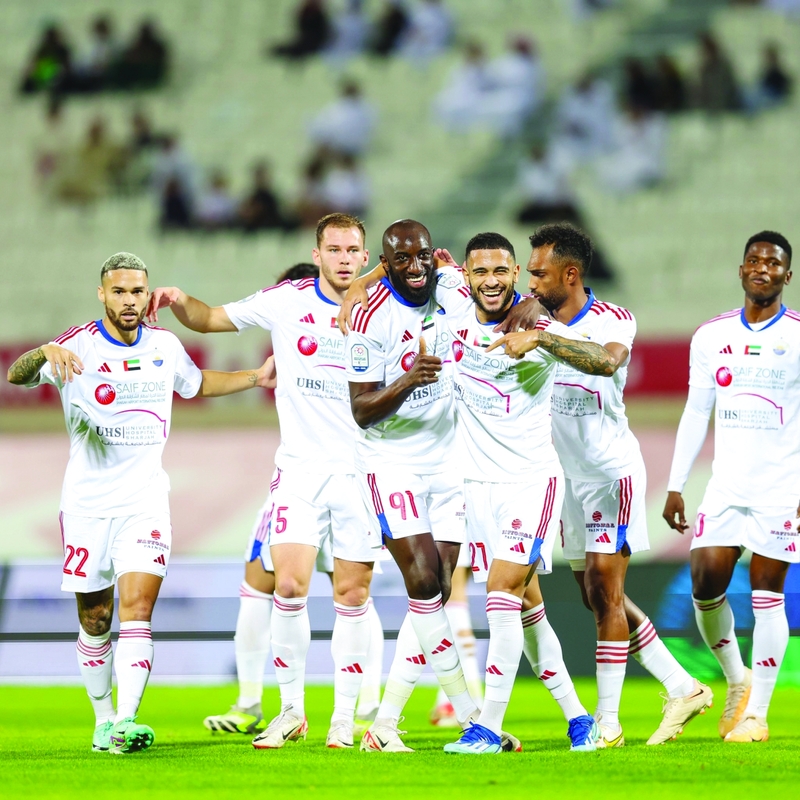 من احتفال لاعبي الشارقة بعد الفوز على خورفكان أول من أمس. من المصدر