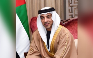 الصورة: منصور بن زايد يستقبل السفير السعودي
