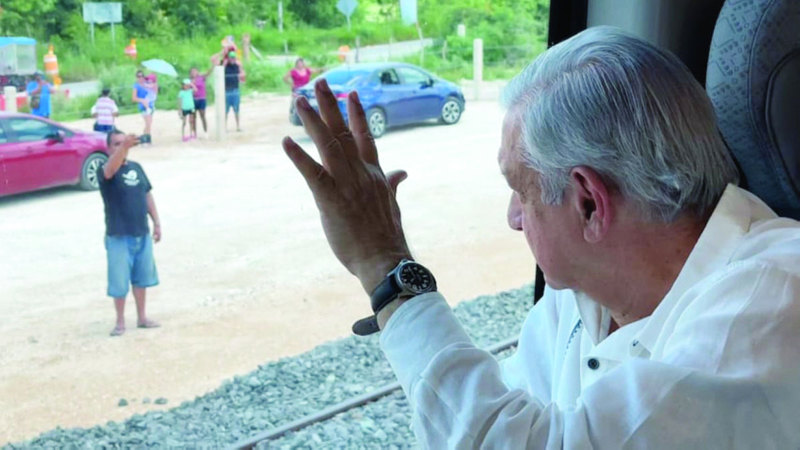 الرئيس المكسيكي يلوح للجمهور الذي تجمع عند سكة القطار. أرشيفية