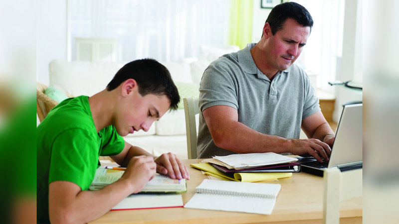 الإقامة شرط للراغبين في الحصول على «تصريح عمل التدريس الخصوصي». أرشيفية