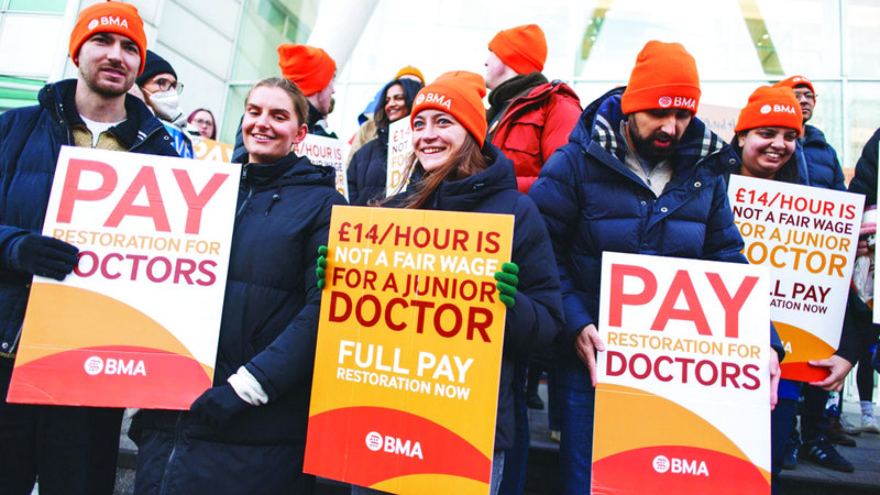 الأطباء البريطانيون يرفعون لافتتات يطالبون من خلالها بزيادة الرواتب. إي.بي.إيه