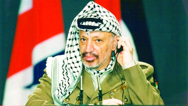 ياسر عرفات اتخذ الكوفية رمزاً للنضال ضد الاحتلال الإسرائيلي.  أرشيفية