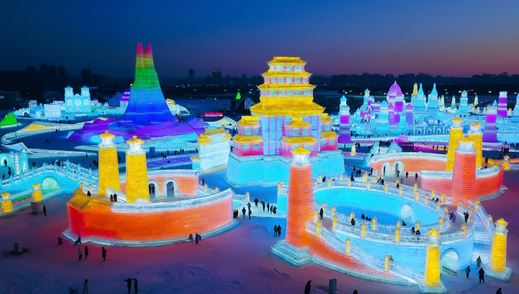 وتم استخدام 250 ألف متر مكعب من الجليد والثلج في بنائه.