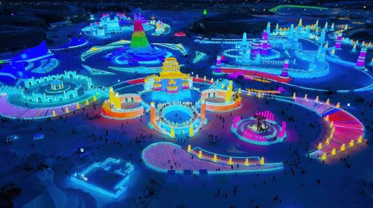 عالم هاربين للجليد والثلج، وهو منتزه ترفيهي موسمي شهير يفتح كل شتاء في مدينة هاربين بمقاطعة هيلونغجيانغ بشمال شرقي الصين. 
الصور عن AFP