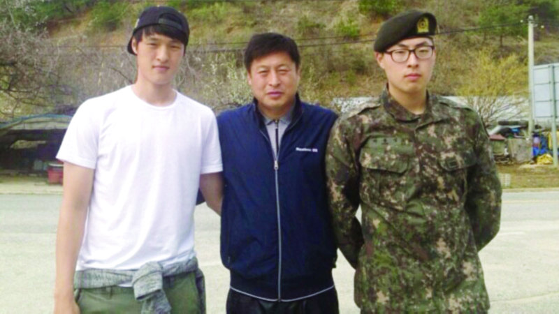 لاعب العين (يسار) مع والده (في المنتصف). من المصدر