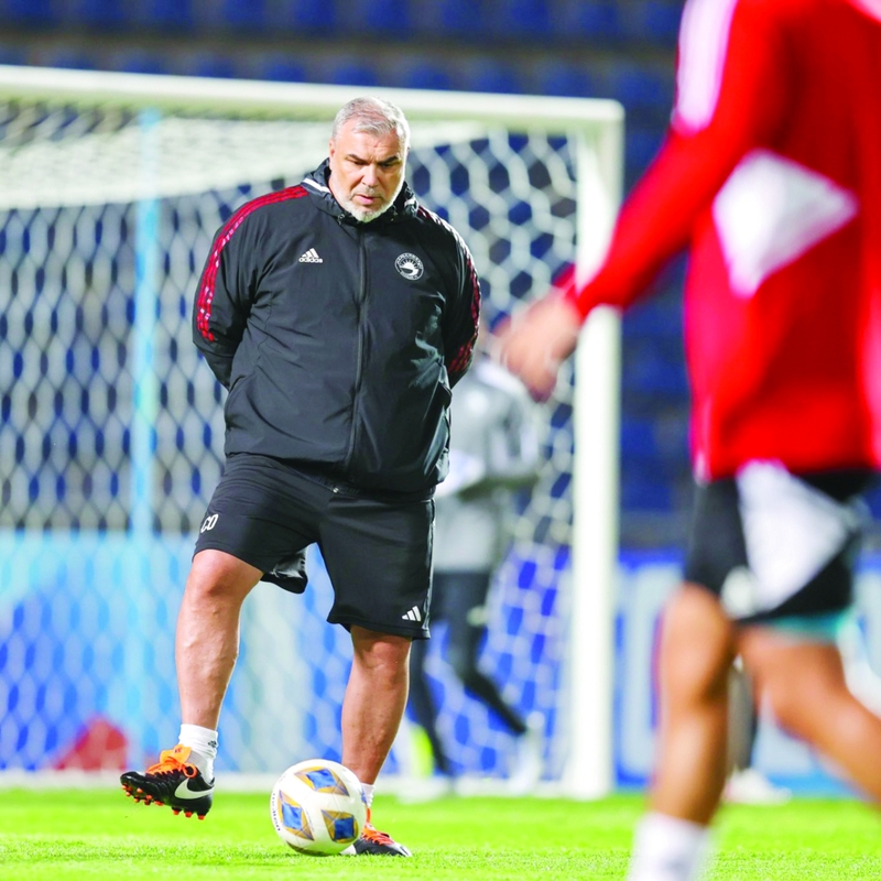 مدرب الشارقة كوزمين. من المصدر