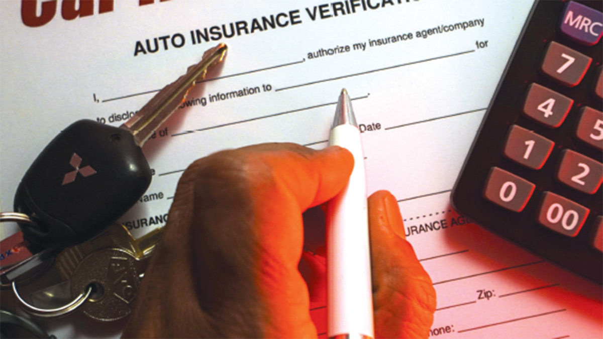 حملة وثائق أكدوا أن جميع إجراءات تأمين السيارات تتم حالياً «أون لاين». تصوير: أشوك فيرما