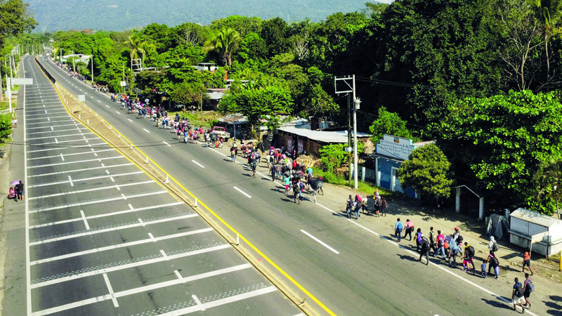 مهاجرون يحاولون العبور من المكسيك إلى الولايات المتحدة. رويترز