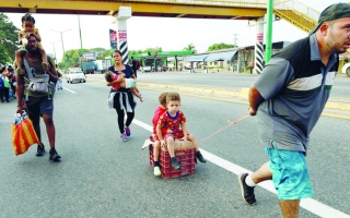 الصورة: تضاعف أعداد المهاجرين اللاتينيين الوافدين إلى الحدود الأميركية