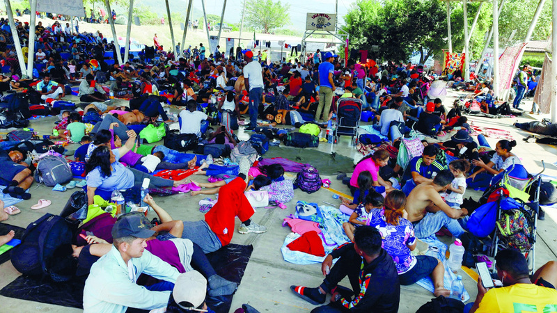 مهاجرون يستريحون في أحد ميادين المكسيك قبل مواصلة الرحلة إلى الحدود الأميركية. رويترز