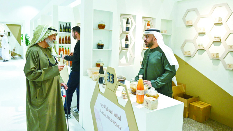 نحّالون يعرضون أنواعاً مختلفة من العسل الذي تشتهر منطقة حتا بإنتاجه. تصوير: أشوك فيرما