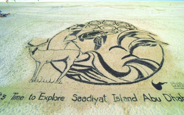 الصورة: غزلان ودلافين تمرح في لوحة رملية.. تتغنى بجمال شواطئنا البيضاء