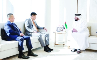 الصورة: أحمد بن محمد يستقبل رئيس اللجنة الأولمبية المنغولية