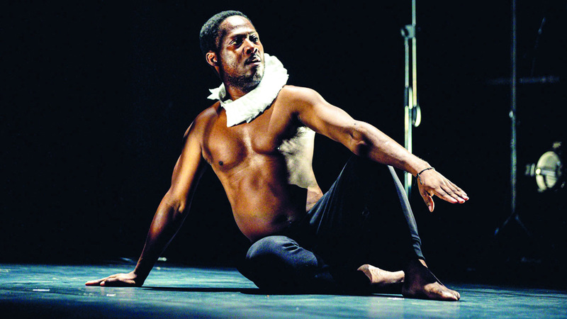 الحركات الاستعراضية بالجسم بدلاً من الحوار المسرحي المكتوب. أرشيفية