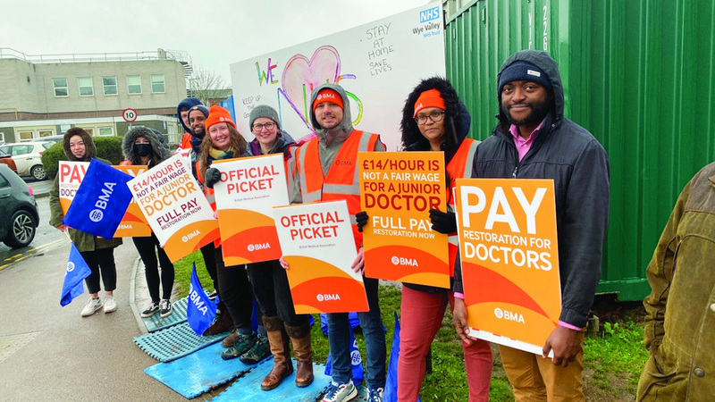 سوناك يشعر بالتفاؤل من عودة الأطباء المبتدئين للعمل. غيتي