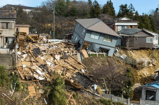 مشاهد لبعض الأضرار التي خلفها الزلزال الذي بلغت قوته 7.4 درجة وضرب شمال وسط اليابان أمس. الصور عن AFP
