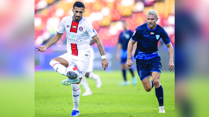 علي مبخوت يقود هجمة للجزيرة خلال مباراة حتا. من المصدر