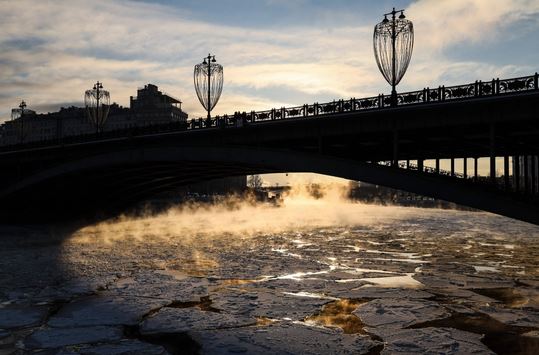 يغطي الجليد نهر موسكفا بينما تشق سفينة سياحية طريقها في يوم بارد في وسط مدينة موسكو في 3 يناير 2024، مع درجة حرارة هواء تبلغ حوالي 24 درجة مئوية تحت الصفر.