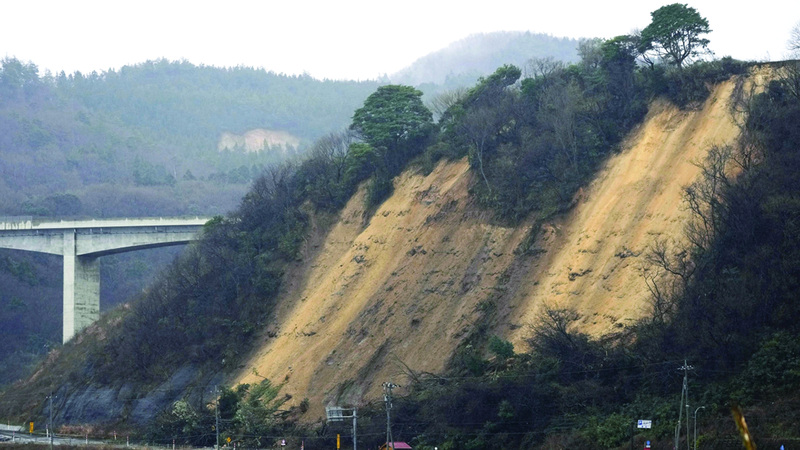 انزلاقات أرضية جراء الزلزال في منطقة إيشيكاوا. أ.ب   &nbsp;